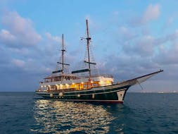 Des personnes font une Excursion en bateau au coucher du soleil au Blue Lagoon avec Diner & Snorkeling avec Larnaca Napa Sea Cruises.