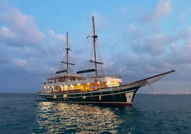 Gita in barca a Baia Verde con Larnaca Napa Sea Cruises.