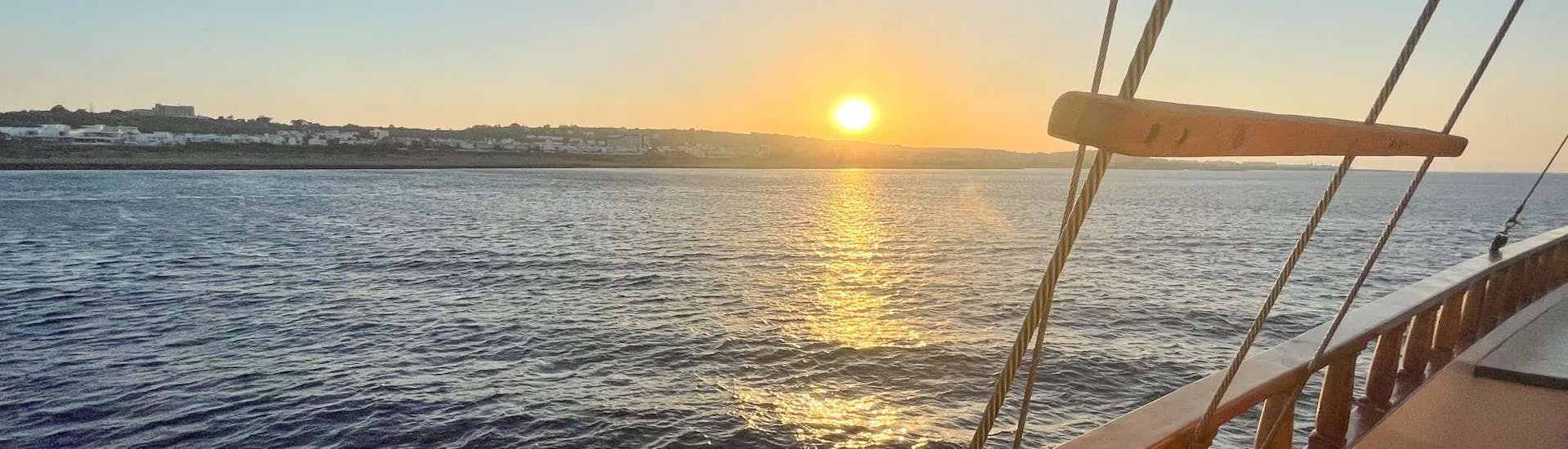 Vue sur le soleil se couchant lors de l'Excursion en bateau au coucher du soleil au Blue Lagoon avec Diner & Snorkeling avec Larnaca Napa Sea Cruises.