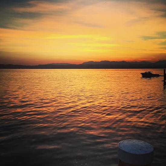 Giro in barca al tramonto intorno al Lago di Garda.
