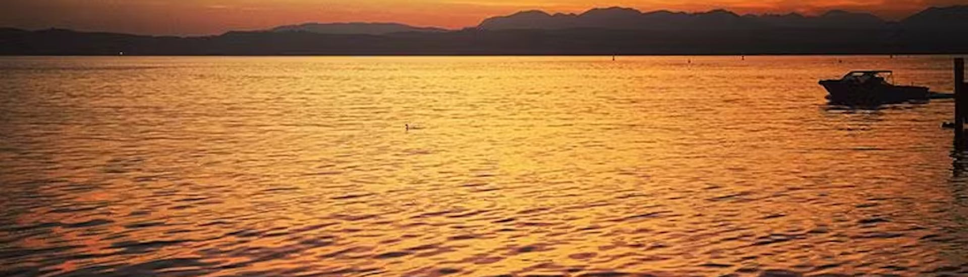Giro in barca al tramonto intorno al Lago di Garda.
