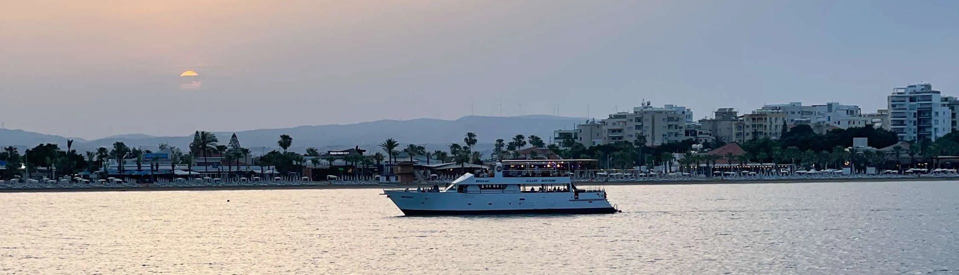 Vue de l'Excursion en bateau à fond de verre au coucher du soleil à la plage de Mackenzie avec  Larnaca Napa Sea Cruises.
