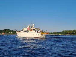 La barca di Finsa Cruising Umag durante la Gita in barca da Umago con sosta a Parenzo e pranzo.