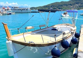 La barca che userete durante la Gita in barca da La Spezia con stop a Monterosso o Vernazza e soste per nuotare con Maestrale Boat Tour Cinque Terre.