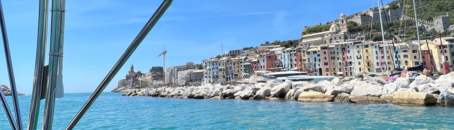 La vista che avrete durante la Gita in barca da La Spezia con stop a Monterosso o Vernazza e soste per nuotare con Maestrale Boat Tour Cinque Terre.