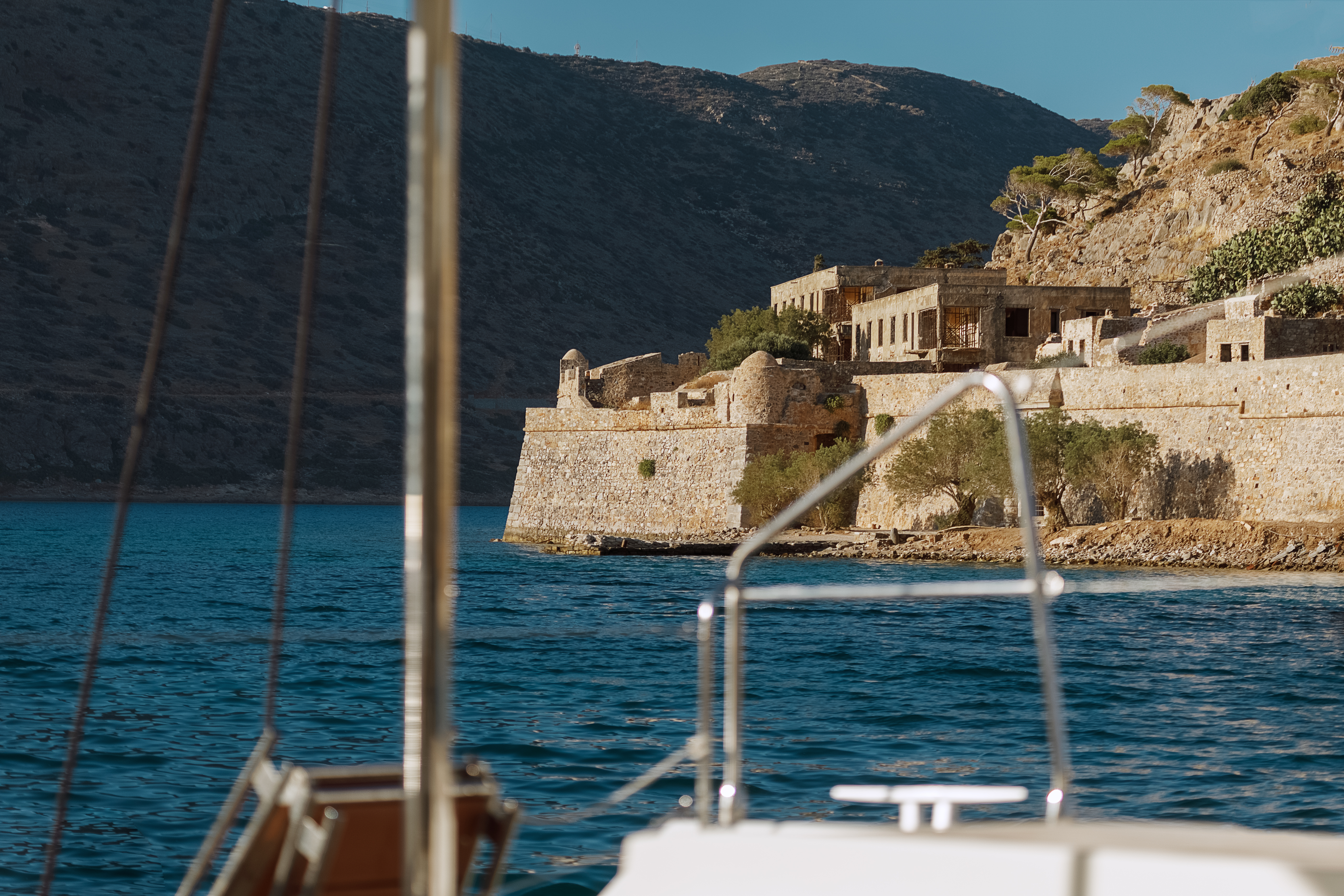 Catamarantocht bij zonsondergang van Agios Nikolaos naar Mirabello Baai met Diner met DanEri Yachts Crete.