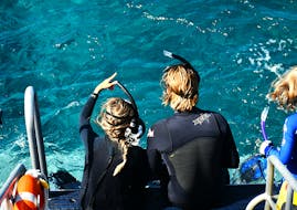 Deux personnes lors de l'Excursion snorkeling depuis Argelès-sur-Mer près de Cerbère-Banyuls avec Magellan Plongée Argelès-sur-Mer.
