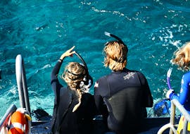 Deux personnes lors de l'Excursion snorkeling depuis Argelès-sur-Mer près de Cerbère-Banyuls avec Magellan Plongée Argelès-sur-Mer.
