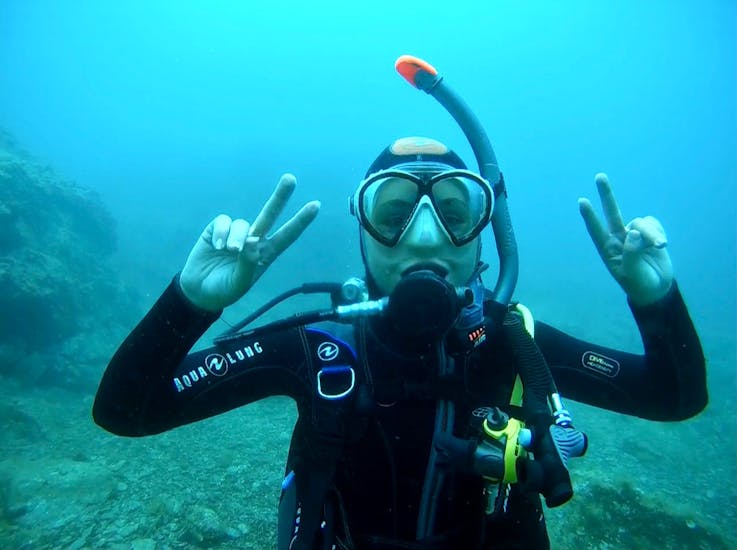 Une personne s'amuse lors de la Formation Plongée SSI Basic Diver à Argelès-sur-Mer  Magellan Plongée Argelès-sur-Mer.