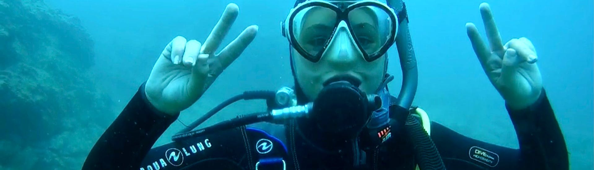 Une personne s'amuse lors de la Formation Plongée SSI Basic Diver à Argelès-sur-Mer  Magellan Plongée Argelès-sur-Mer.