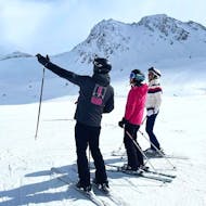 Des personnes font un Cours particulier de ski Adultes - Plagne Centre avec École de ski ELPRO La Plagne.