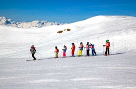 Des enfants s'amusent lors de leur Cours particulier de ski Enfants & Ados (dès 3 ans) - Belle Plagne avec École de ski ELPRO La Plagne.