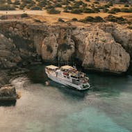 Boot vor Meereshöhlen, welches für die Bootsstour von Protaras zur Blauen Lagune mit BBQ - nur für Erwachsene mit The Cyprus Cruise Company.