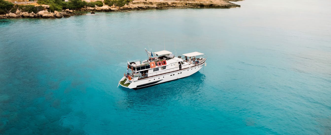 Boot in klarem blauem Wasser während der Bootsstour von Protaras zur Blauen Lagune mit BBQ - nur für Erwachsene mit The Cyprus Cruise Company.