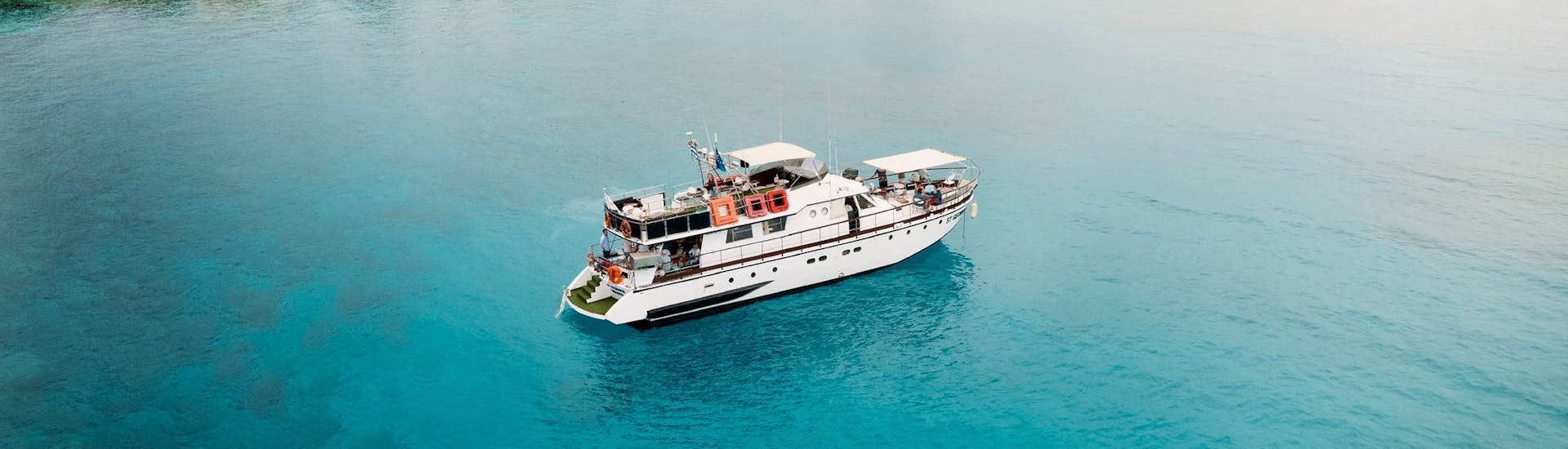 Boot in klarem blauem Wasser während der Bootsstour von Protaras zur Blauen Lagune mit BBQ - nur für Erwachsene mit The Cyprus Cruise Company.
