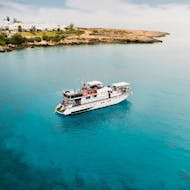 Boot von The Cyprus Cruise Company im klaren blauen Wasser während der Bootstour von Protaras zur Blauen Lagune mit Badestopps & BBQ.