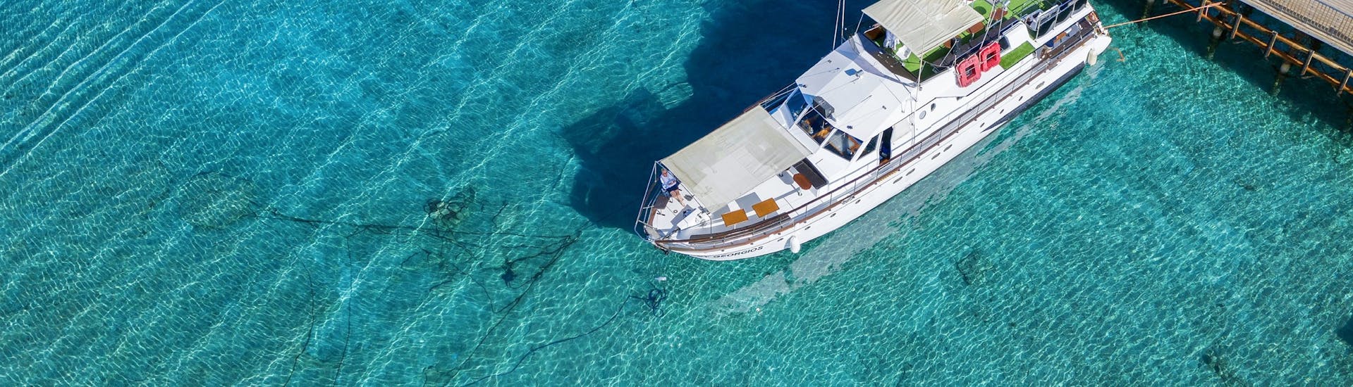 Boot von The Cyprus Cruise Company, welches für die Bootstour von Protaras zur Blauen Lagune mit Badestopps & BBQ verwendet wird.