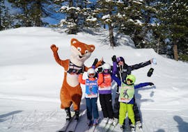 Kinder haben Spaß mit dem Fuchs-Maskottchen beim Kinder-Skikurs "Junior Stars" (4-13 J.) für Anfänger mit Skischule SNOWSTARS Turracher Höhe.