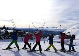Kinder haben Spaß und strecken ihre Stöcke in die Höhe beim Kinder-Skikurs (4-15 J.) für Anfänger mit Gipfelmomente Tauplitz.