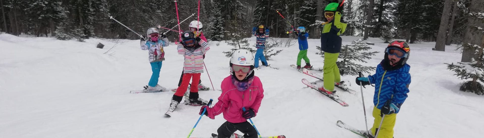 Eine Gruppe Kinder beim Kinder-Skikurs (4-15 J.) für Anfänger.