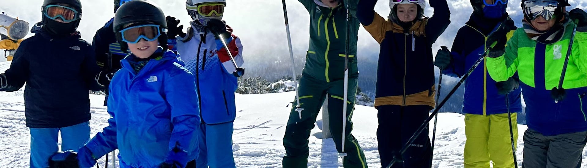 Eine Gruppe Kinder hat Spaß beim Kinder-Skikurs (4-15 J.) für Kinder mit Erfahrung.
