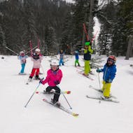 A group of kids at their Kids Ski Lessons (4-15 y.) for Skiers with Experience from Gipfelmomente Tauplitz.