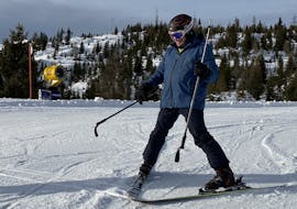 Ein Skifahrer lächelt in die Kamera während dem Skikurs für Erwachsene für Anfänger mit Gipfelmomente Tauplitz.