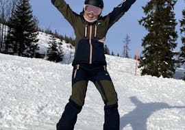 A snowboarder cheering at the Kids & Adults Snowboard Lessons (from 4 y.) for Beginners from Gipfelmomente Tauplitz.
