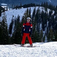 A snowboarder on the slope at their Kids & Adults Snowboarding Lessons (from 4 y.) for Advanced Boarders from Gipfelmomente Tauplitz.