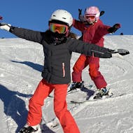 Zwei Kinder haben Spaß beim Privaten Kinder-Skikurs (4-15 J.) für alle Levels mit Gipfelmomente Tauplitz.