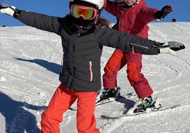 Zwei Kinder haben Spaß beim Privaten Kinder-Skikurs (4-15 J.) für alle Levels mit Gipfelmomente Tauplitz.