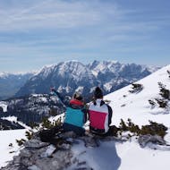 Zwei Frauen genießen die Aussicht beim Privaten Skikurs für Erwachsene für alle Levels mit Gipfelmomente Tauplitz.