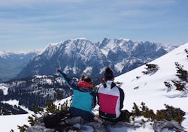 Zwei Frauen genießen die Aussicht beim Privaten Skikurs für Erwachsene für alle Levels mit Gipfelmomente Tauplitz.