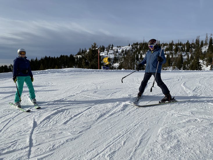 Zwei Skifahrer genießen die Pisten der Tauplitz beim Privaten Skikurs für Erwachsene für alle Levels.