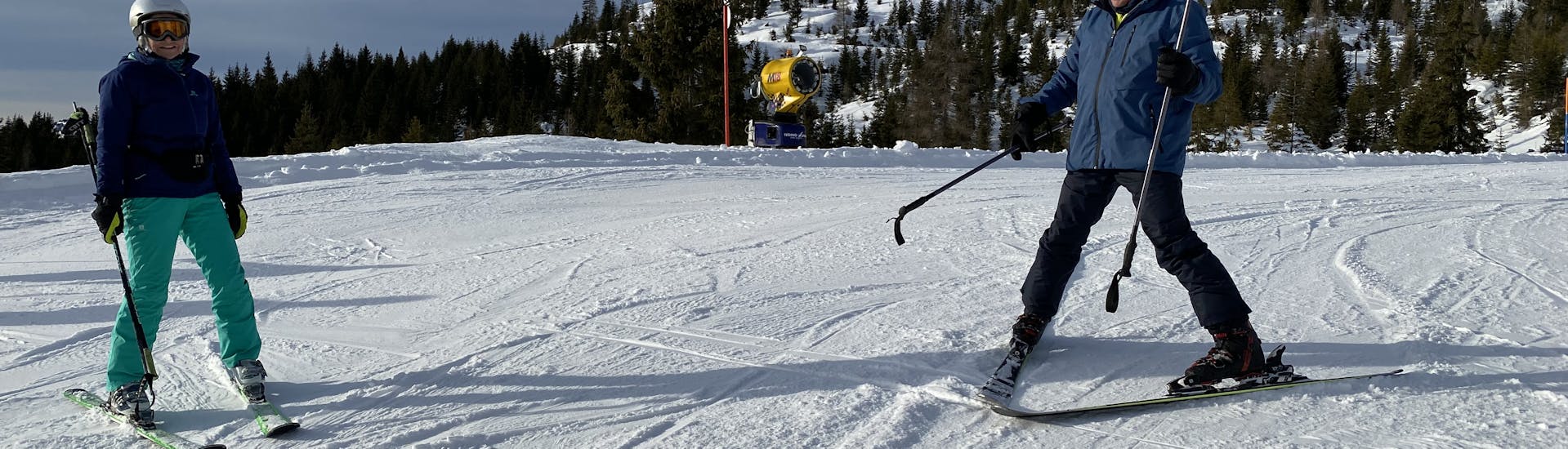 Zwei Skifahrer genießen die Pisten der Tauplitz beim Privaten Skikurs für Erwachsene für alle Levels.