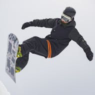 A snowboarder during his Private Snowboarding Lessons for Kids & Adults of All Levels from Gipfelmomente Tauplitz.