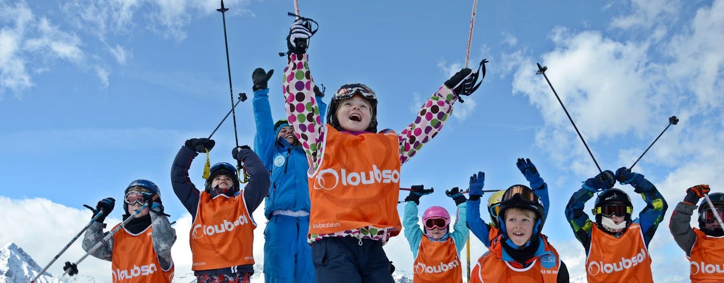 Dei bambini piccoli che svolgono Lezioni di sci per bambini a partire da 4 anni principianti assoluti con European Ski School Les Deux Alpes.