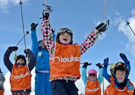 Des tout-petits font un Premier cours de ski Enfants (4-5 ans) avec European Ski School Les Deux Alpes.
