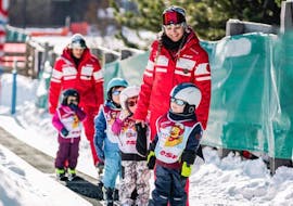 A kid is having fun during its Kids Ski Lessons "Piou-Piou" (3-5 y.) from ESF Les Houches.