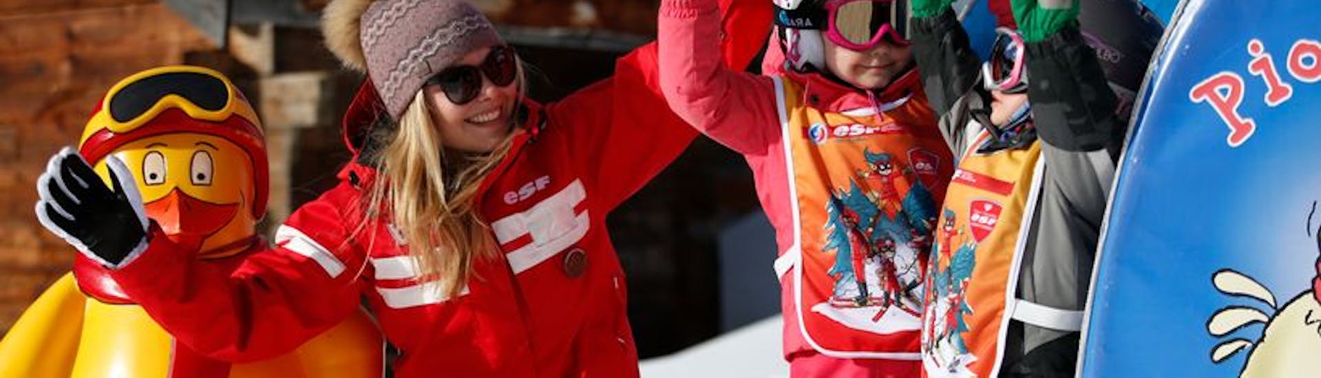 Le monoiteur de ski lors de Cours de ski Enfants "Piou-Piou" (3-5 ans) avec ESF les Houches.