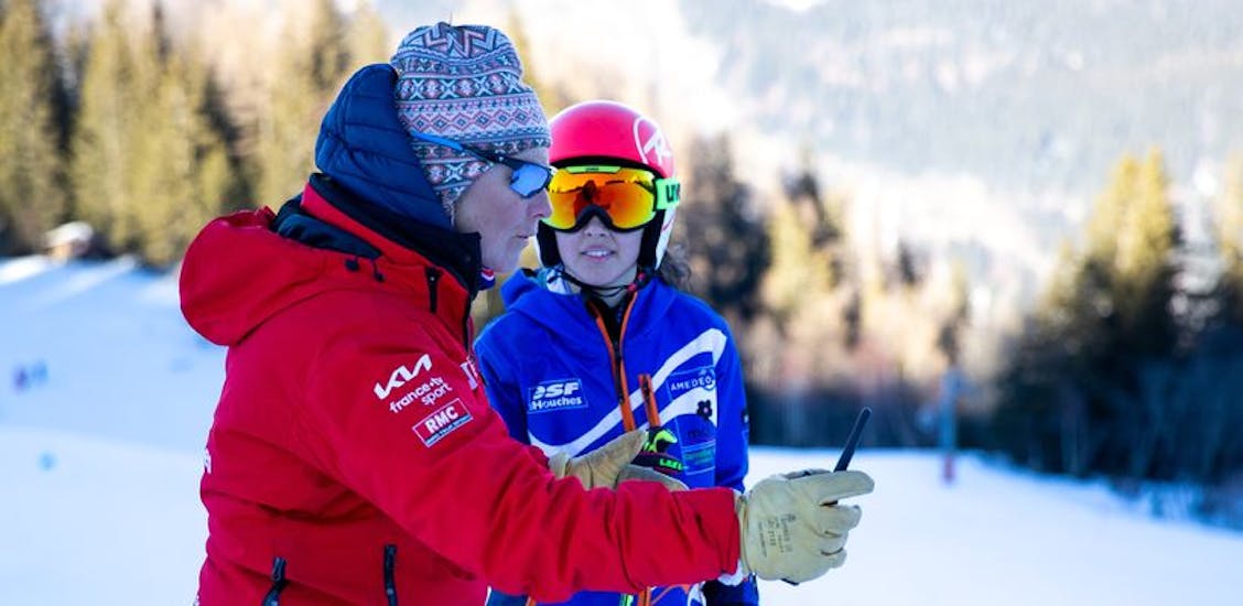 An instructor teaching a kid during the Private Kids Ski Lessons for All Levels (from 3 y.) from ESF Les Houches.