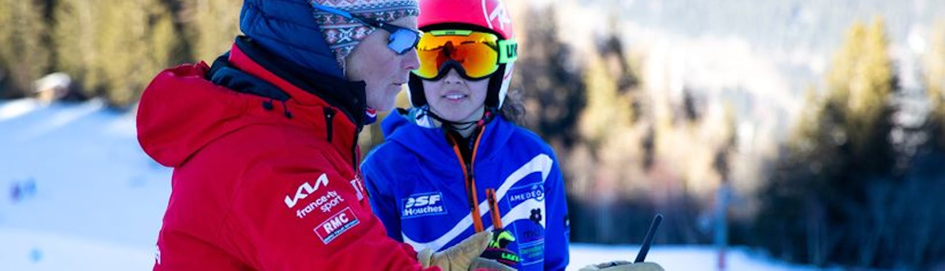 An instructor teaching a kid during the Private Kids Ski Lessons for All Levels (from 3 y.) from ESF Les Houches.