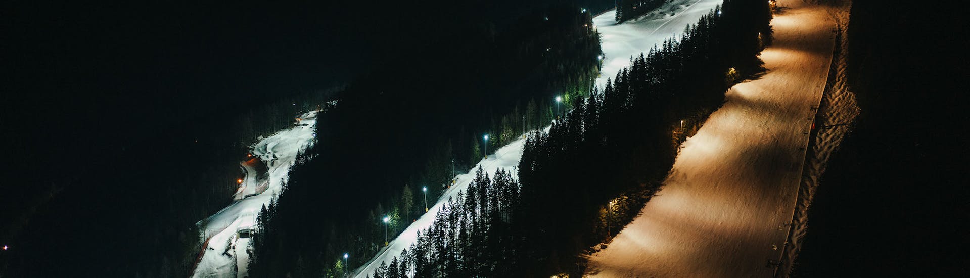 A spectacular slope at night during Private Snowboarding Lessons for Kids & Adults - Night Piste from Schneesportschule Zauberberg Semmering.