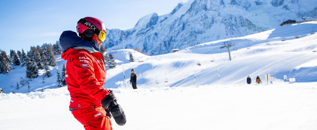 An instructor during Private Adult Ski Lessons with ESF les Houches.