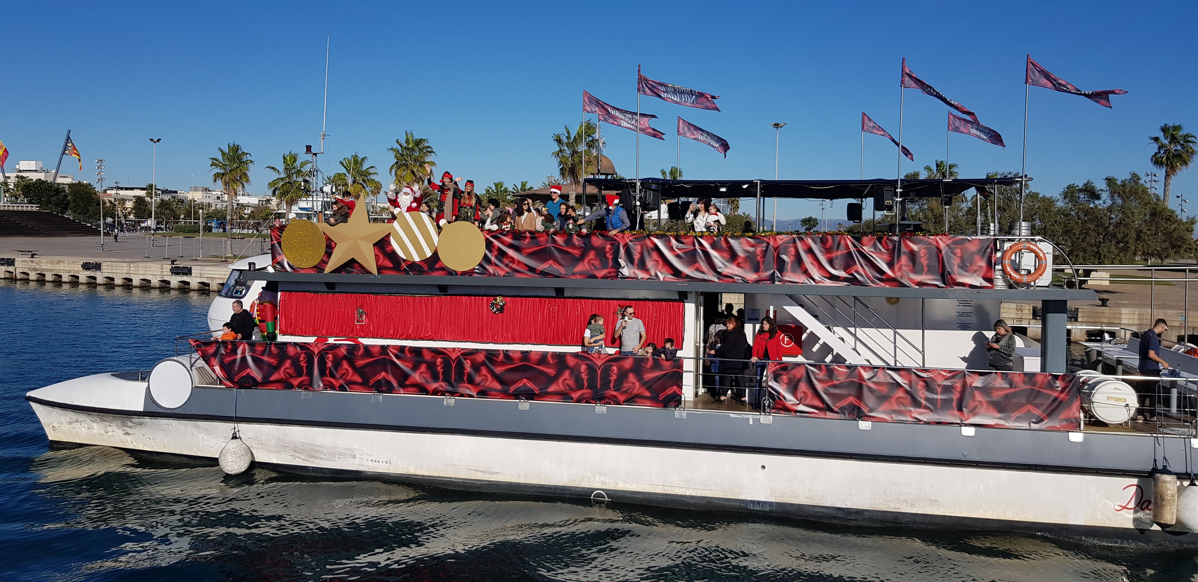 Paseo en el Barco de la Navidad por la Marina de Valencia.