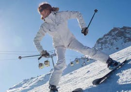 Eine Frau genießt ihren Skikurs für Erwachsene für Anfänger mit Skischule Hochharz.