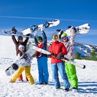 Eine Gruppe Snowboarder jubelt während dem Snowboardkurs für Kinder & Erwachsene für Anfänger mit Skischule Hochharz.