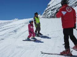 Zwei Kinder und ein Skilehrer während dem Privaten Kinder-Skikurs für Kinder aller Levels mit Skischule Hochharz.
