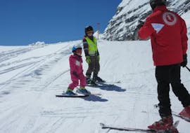 Zwei Kinder und ein Skilehrer während dem Privaten Kinder-Skikurs für Kinder aller Levels mit Skischule Hochharz.