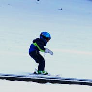 A little skier during his Kids Ski Lessons (from 4 y.) for All Levels from Skischule Schneider Events Geißkopf.